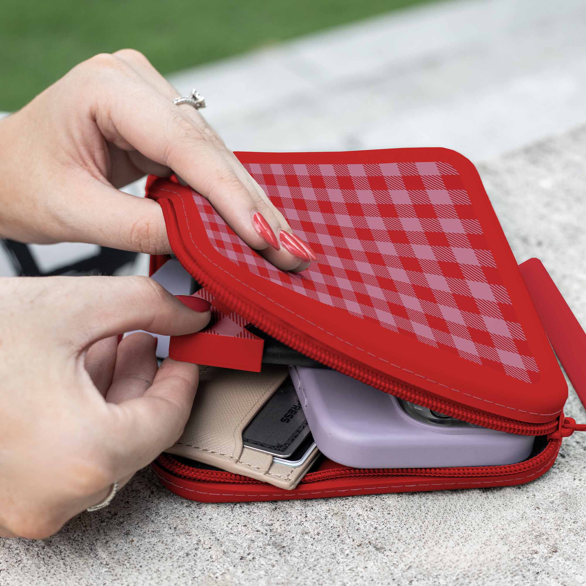 Strapsicle Gingham Kindle Straps, Gingham Clutch Kindle Bag with handle, and clear case  - Buy Kindle Accessories Direct