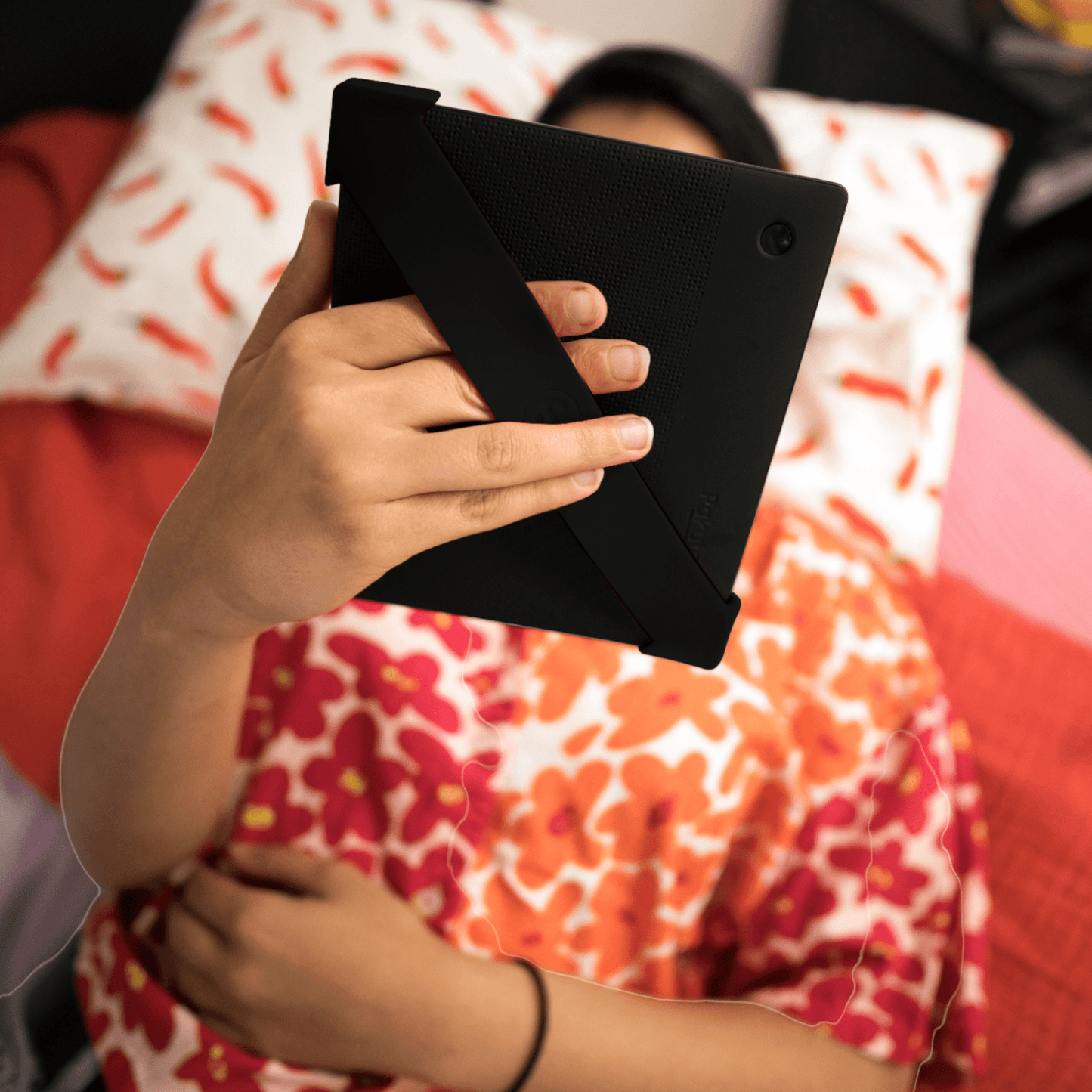 woman using the kindle accessory strapsicle black